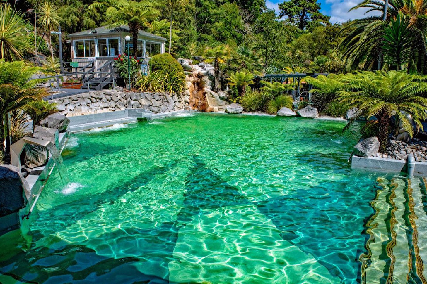 Large green pool at Taupo Debretts Spa Resort, one of the best motels in Taupo.